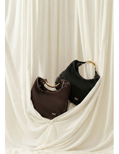 BOLSO-HOBO-TEXTURIZADO-ASA-METÁLICA-DORADA-COMPARTIMENTO-TRASERO-NOCO-COMPLEMENTOS
