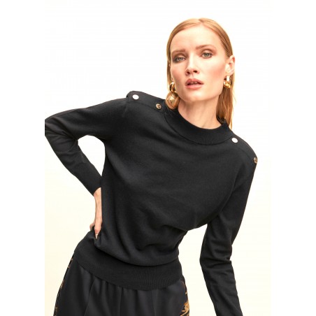 JERSEY-HOMBRERAS-CUELLO -CAJA-PIEZAS-LOGOTIPADAS-NEGRO-LOLA-CASADEMUNT