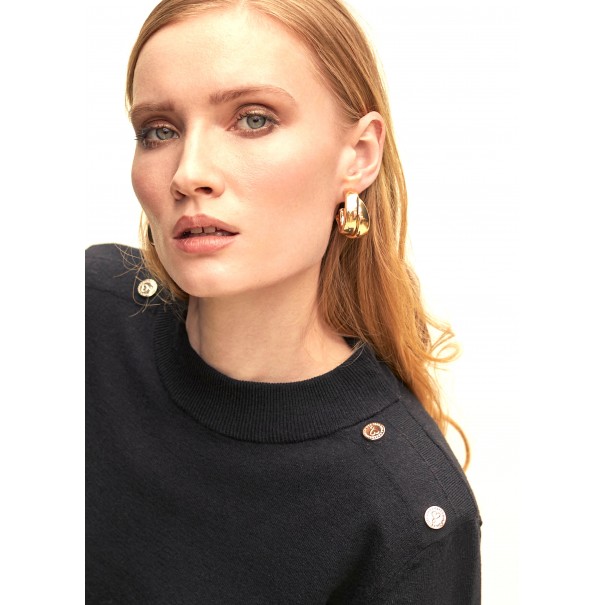 JERSEY-HOMBRERAS-CUELLO -CAJA-PIEZAS-LOGOTIPADAS-NEGRO-LOLA-CASADEMUNT