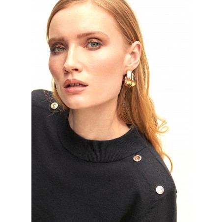 JERSEY-HOMBRERAS-CUELLO -CAJA-PIEZAS-LOGOTIPADAS-NEGRO-LOLA-CASADEMUNT