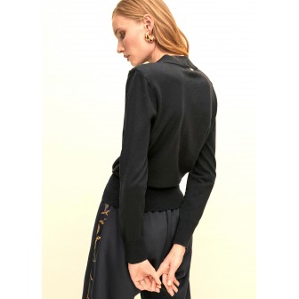 JERSEY-HOMBRERAS-CUELLO -CAJA-PIEZAS-LOGOTIPADAS-NEGRO-LOLA-CASADEMUNT 2